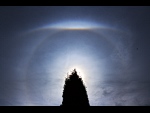 Obr. 3; 08:43 SEČ; 22° halo, horní dotykový oblouk, Parryho oblouk