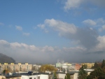 Rozpoustějící se mlha a začínající konvekce, projevující se oblačností druhu Cumulus humilis a Cumulus fractus (27-10-2011)