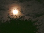 Barevné kružnice kolem Měsíce - tzv. koróna
