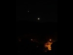 Měsíc a Venuše nad kopcem
