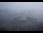 Přeháňka sněžící (2), pohled z úbočí Ratibořského grúně, 12:54 SEČ