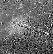Kráterový řetězec na Jupiterově měsíci Ganymedu