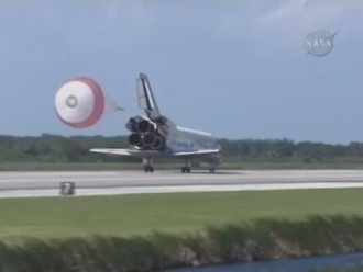 Přistání raketoplánu Discovery z mise STS-120